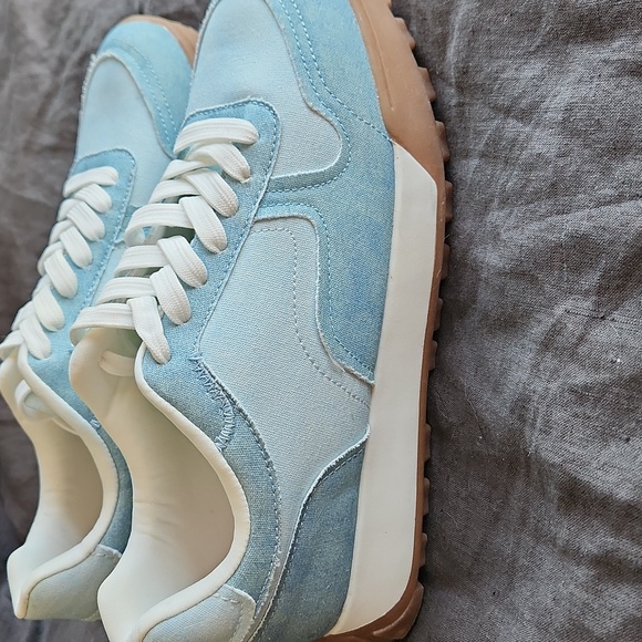 Ladies Light Blue and White Sneakers 8.5 - Picture 3 of 5